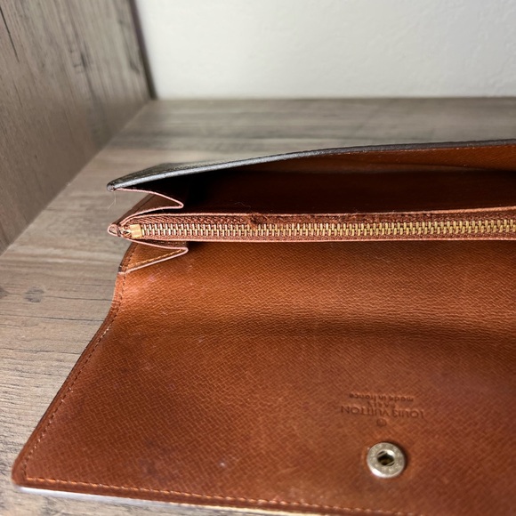LOUIS VUITTON Sarah Long Monogram Wallet - Picture 5 of 10